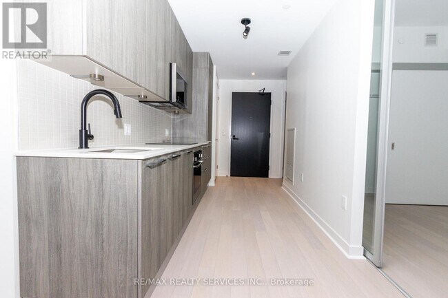 Building Photo - 501 Adelaide St W