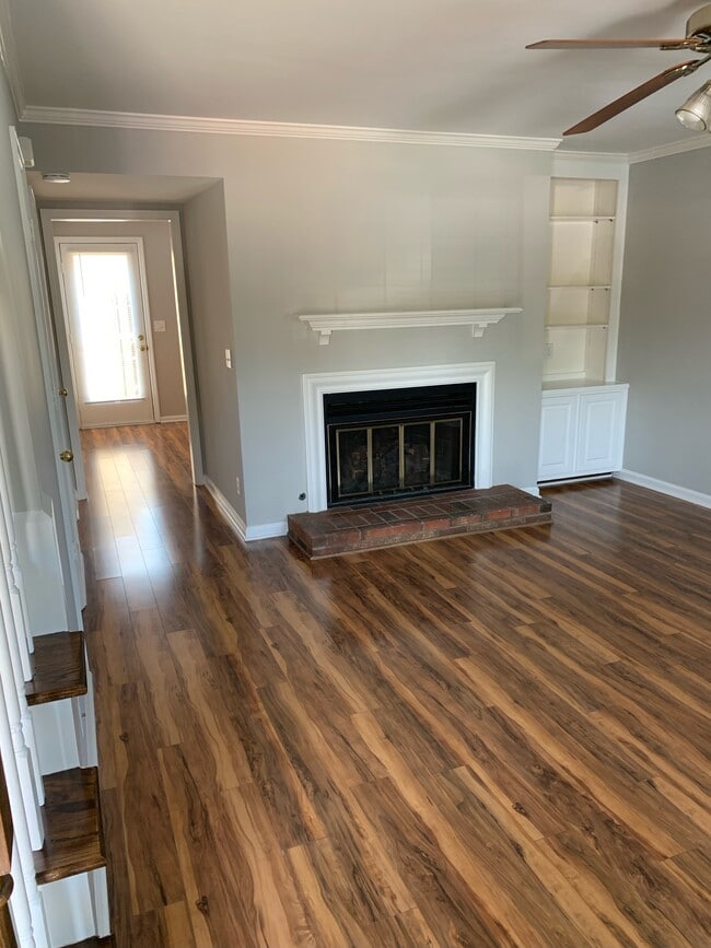 Building Photo - 830 Brentwood Pointe