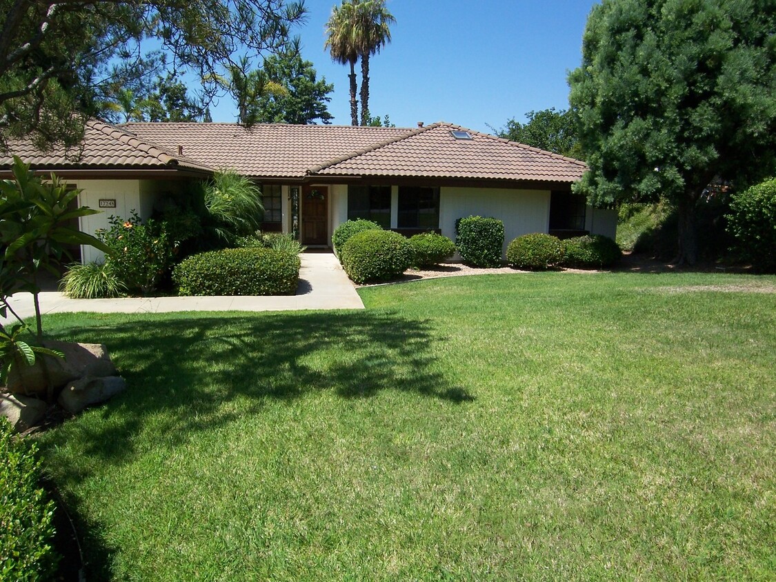 Foto principal - Terrific 3Br/3Ba single level home W/Pool ...