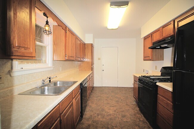 Building Photo - AVAILABLE NOW! 3 Bedroom Home near Southto...