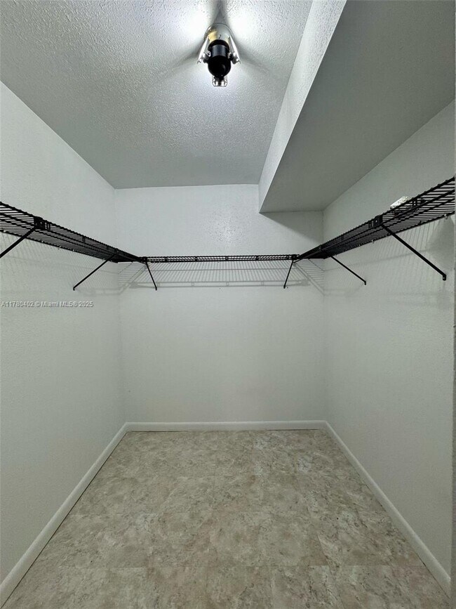 Foto del edificio - 8400 Lagos De Campo Blvd