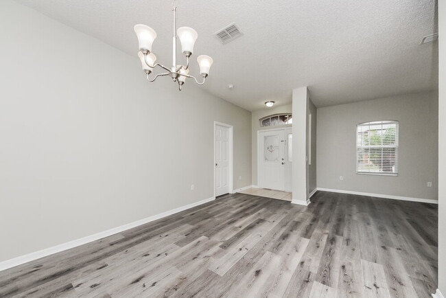 Building Photo - 204 Abbotsbury Dr