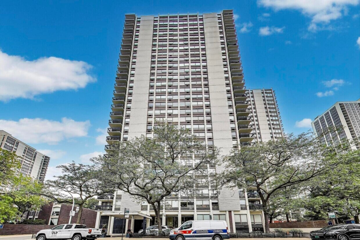 Foto principal - 1455 N Sandburg Terrace