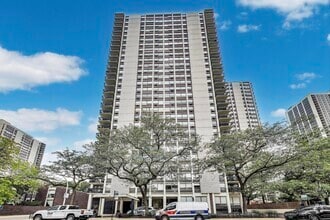 Building Photo - 1455 N Sandburg Terrace