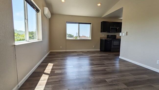 Building Photo - Modern duplex with private access