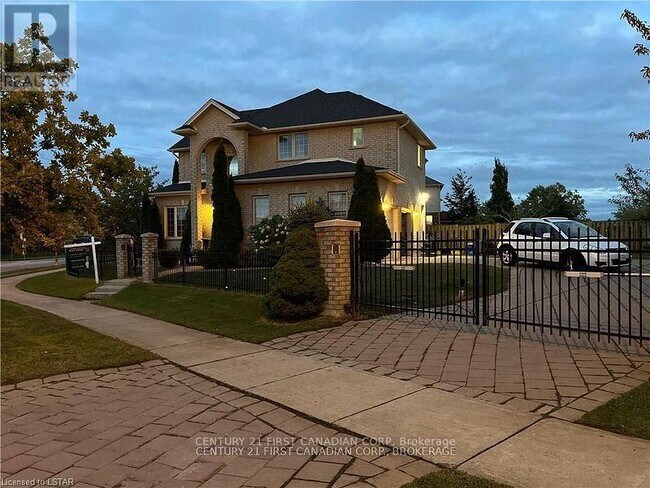 Photo du bâtiment - 2016 Beaverbrook Ave