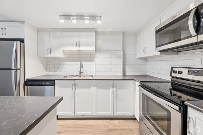 1BR, 1BA - 755SF - Kitchen - 4141 Bathurst