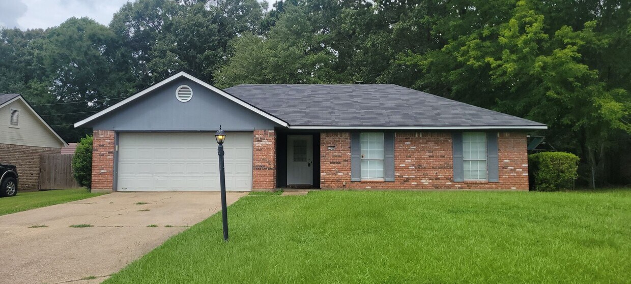 Primary Photo - Beautiful 3 bedroom/2 bath with fireplace ...