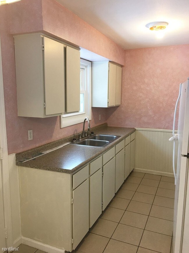 Building Photo - 3 br, 1 bath Duplex - 2506 Miles Standish Dr