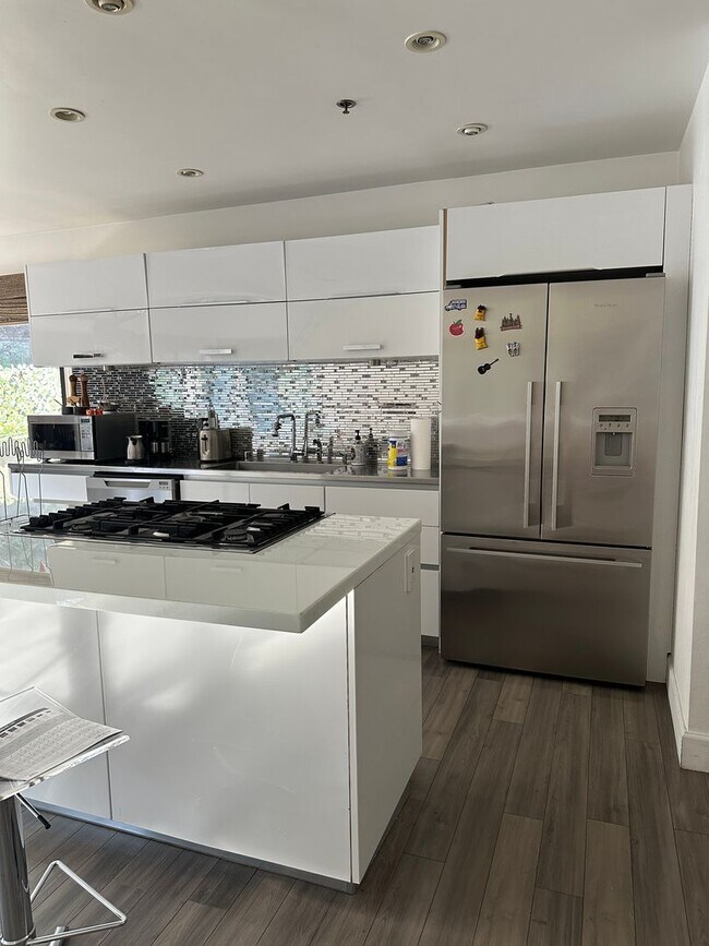 Foto del edificio - Available Now!