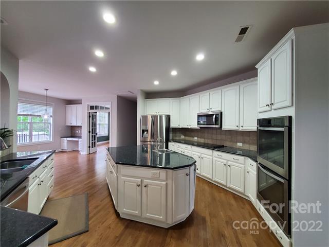 Building Photo - 2416 Lord Anson Dr
