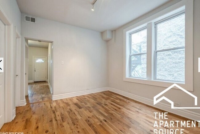 Foto del edificio - 2747 W Augusta Blvd