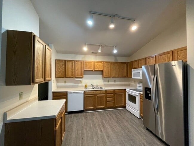 Building Photo - PRICE IMPROVEMENT!!  BEAUTIFUL 2 BEDROOM C...