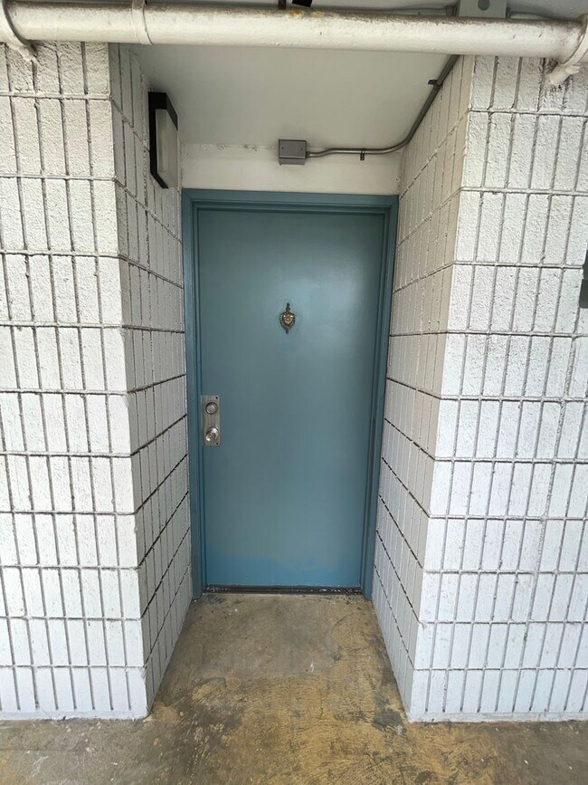 Foto del edificio - Pool on site! 2 bed 1 bath 1 parking locat...