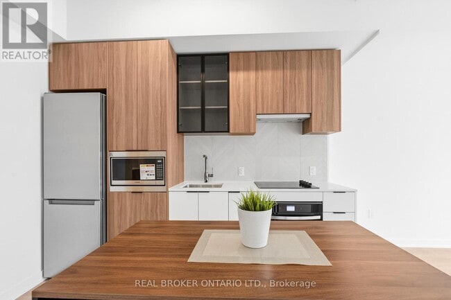 Photo du bâtiment - 1037 The Queensway