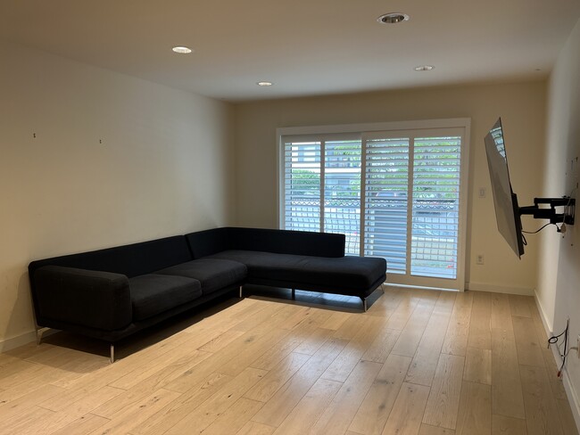 Foto del edificio - 5257 Radford Ave
