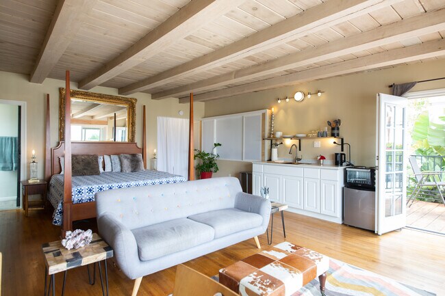 Estudio Kitchinette & Sofá - 8149 Billowvista Dr