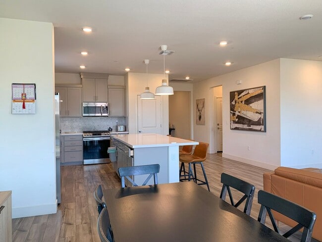 Building Photo - Newer Build Single Story 3/2 in Hollister