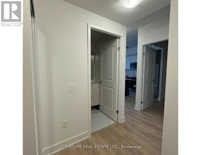 Photo du bâtiment - 204-1204 Burnhamthorpe Rd E