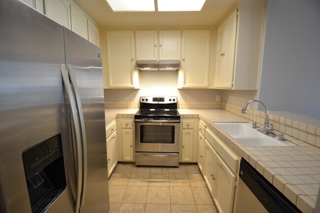 Foto del edificio - Spacious Bankers Hill 2/2 Condo! Walk to B...