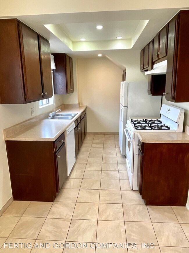 Building Photo - 2 br, 1.5 bath House - 232 S. Pine St. #B