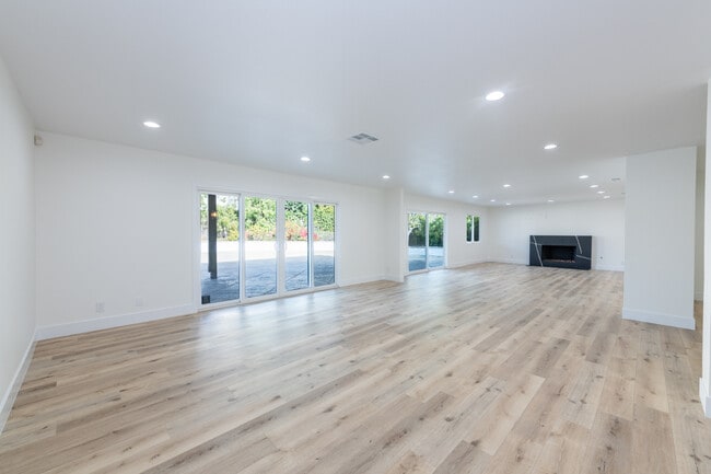 Building Photo - 6311 Mirror Lake Dr