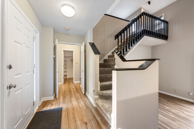 Building Photo - 5 MONTH LEASE 1 Bed 1 Bath End Townhome in...