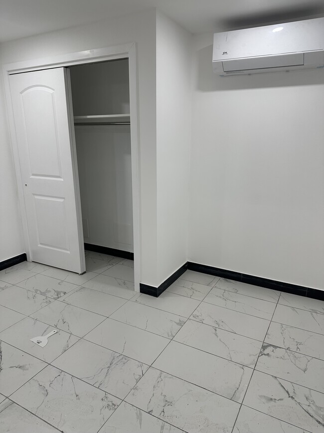 Building Photo - 552 Congress St