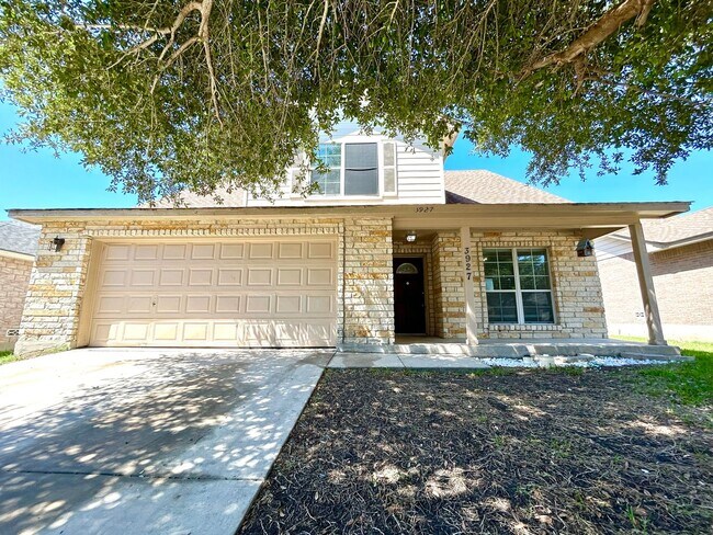 Building Photo - Beautiful 2 Story Home with Spacious Backy...