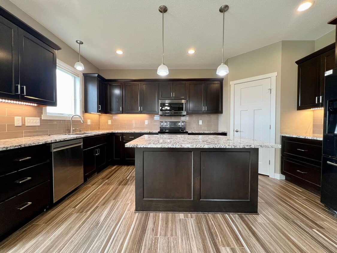 Primary Photo - Beautiful 5-bed, 3.5-bath Single Family Home!