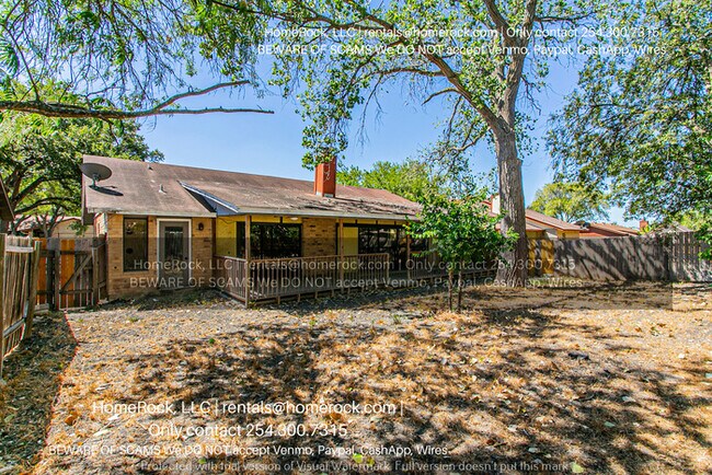 Building Photo - 3 Bedroom 2 Bath Available SOON!