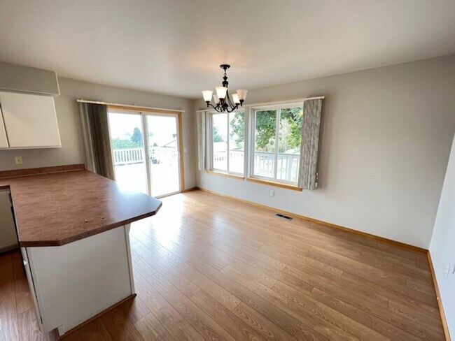 Building Photo - Spacious 2 bed/1 bath with Water/Sewer/Ele...