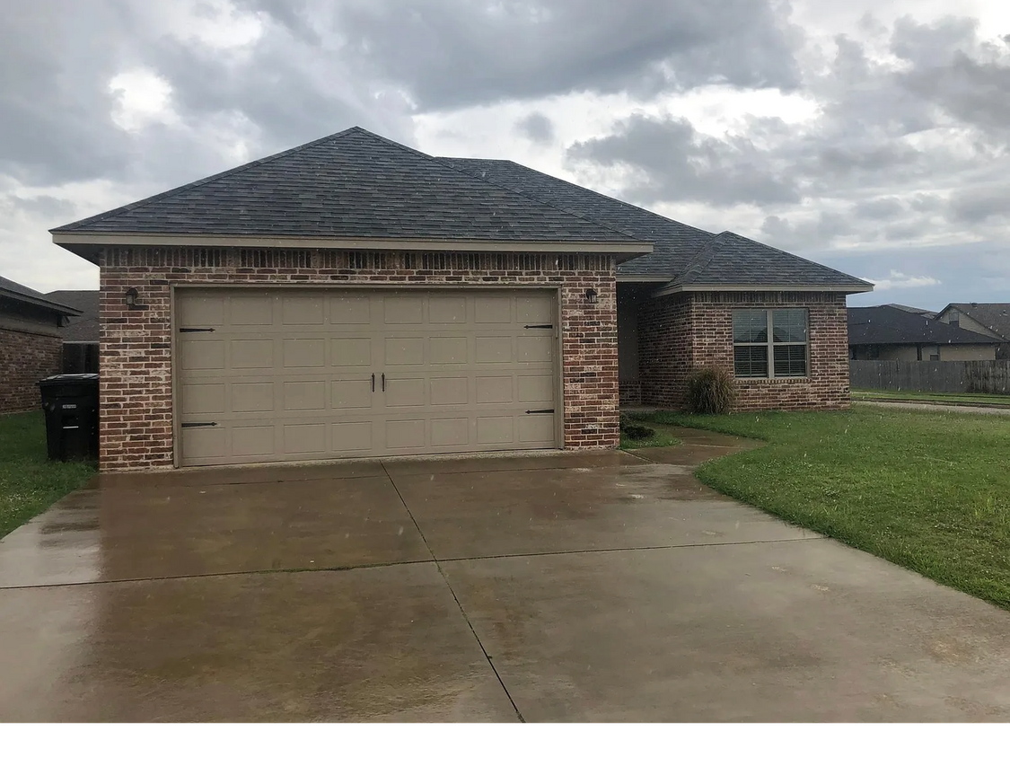 Building Photo - 1328 Eagle Dr
