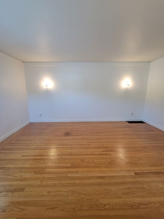 Building Photo - Spacious 2 Bedroom 1 Bath Duplex close to ...