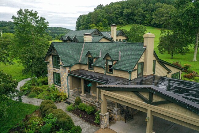 Building Photo - STUNNING 3BE/3BA in the very desirable Lei...