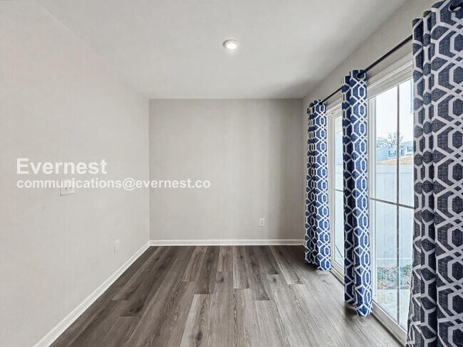 Building Photo - 3 Bed, 2.5 Bath Townhome with Fenced Yard / Pet-Friendly / Available Now