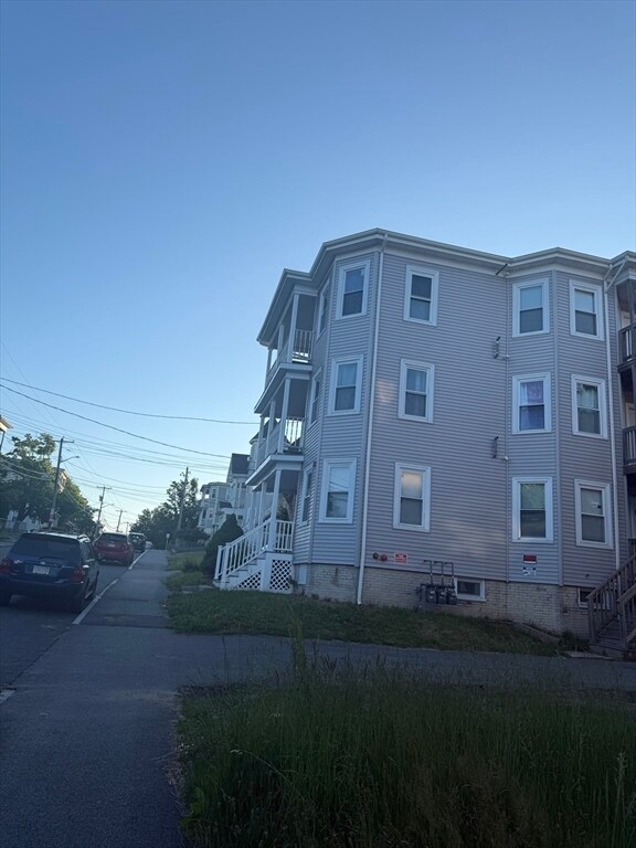 Building Photo - 71 Hillberg Ave