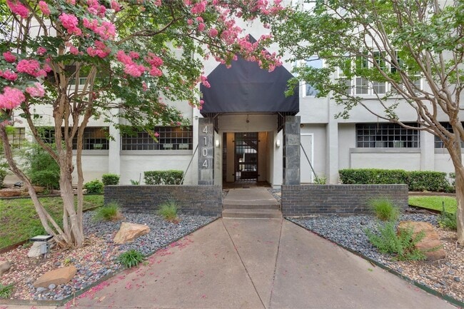 Building Photo - Newly Renovated One Bedroom in the Desired Oak Lawn Neighborhood.