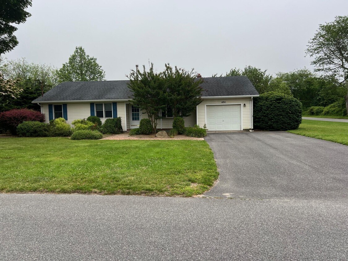 Foto principal - 490 Schoolhouse Rd