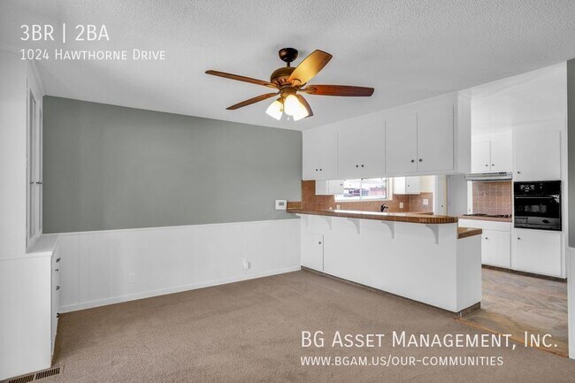 Building Photo - Spacious Rodeo Rancher with RV Parking