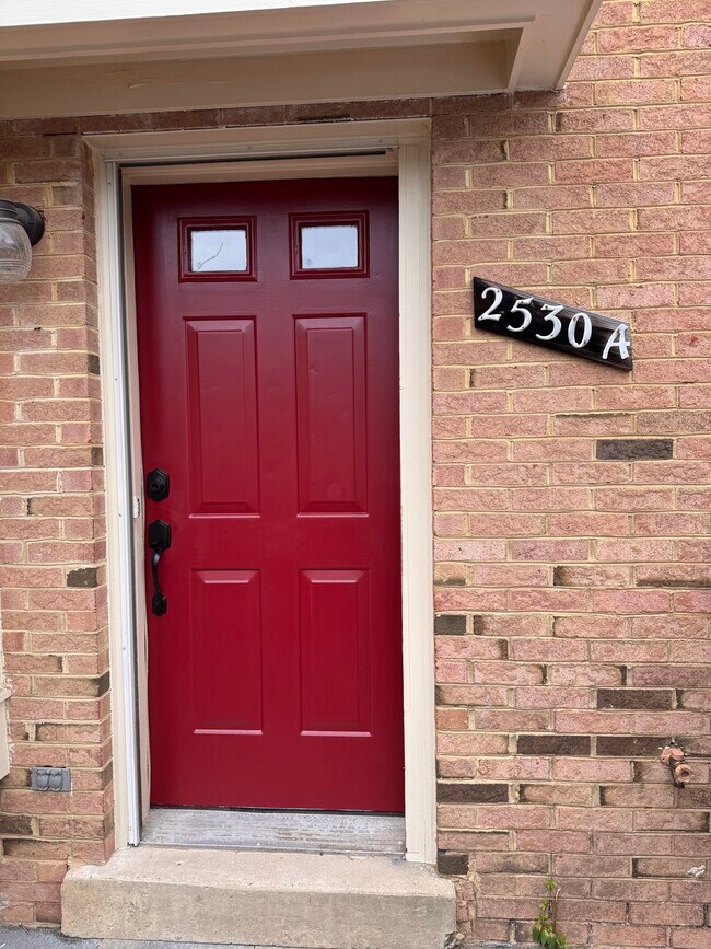 Puerta principal - 2530 Fairfax Dr