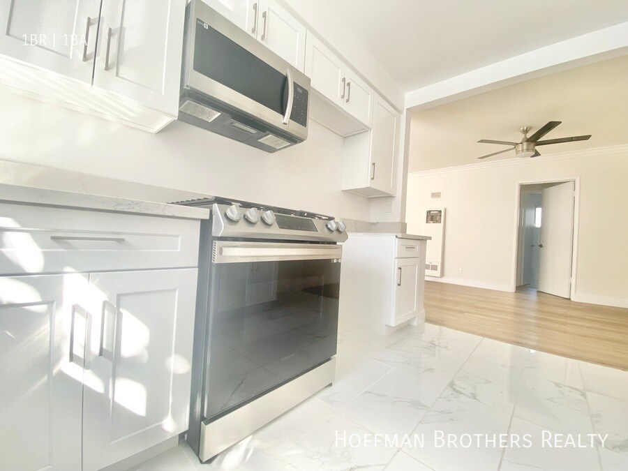 Primary Photo - 12410 Chandler Blvd Valley Village, CA 91607
