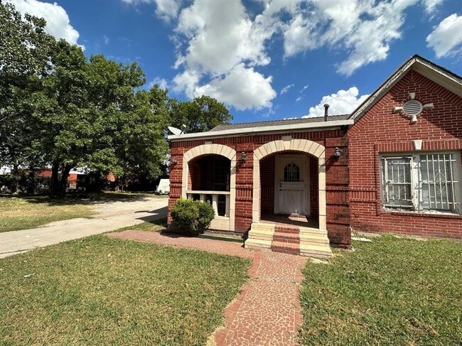 Building Photo - 2814 Elysian St