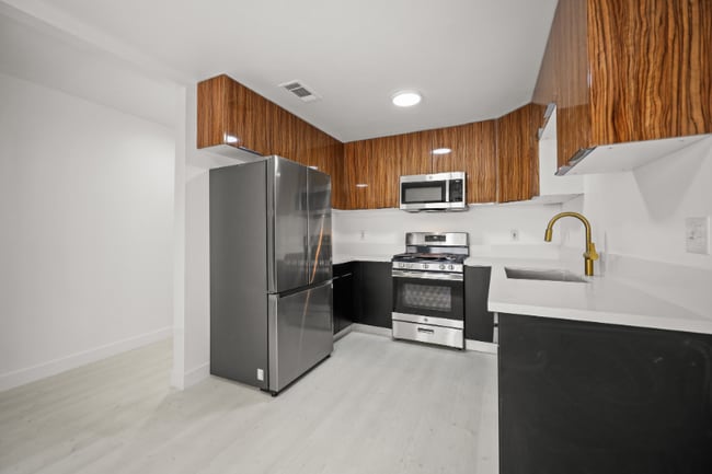 Building Photo - 920 Everett St