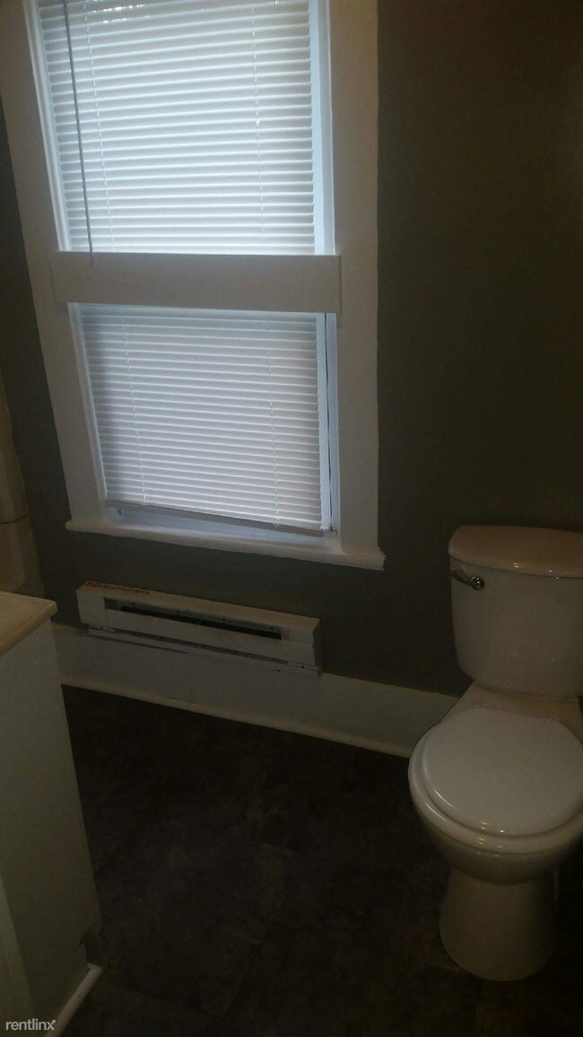 Building Photo - 3 br, 1 bath Apartment - 38 Quimby St NE