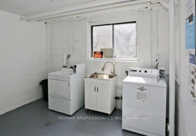 Photo du bâtiment - SOUTH ETOBICOKE RENOVATED UNIT - 2 BEDROOM...