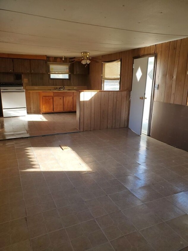 Building Photo - Apply now! Rent this 3 Bedroom mobile home...