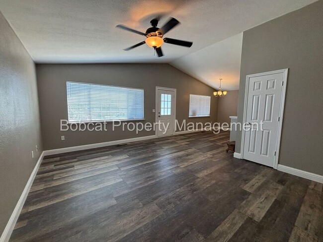 Building Photo - 2066 Southridge Ct