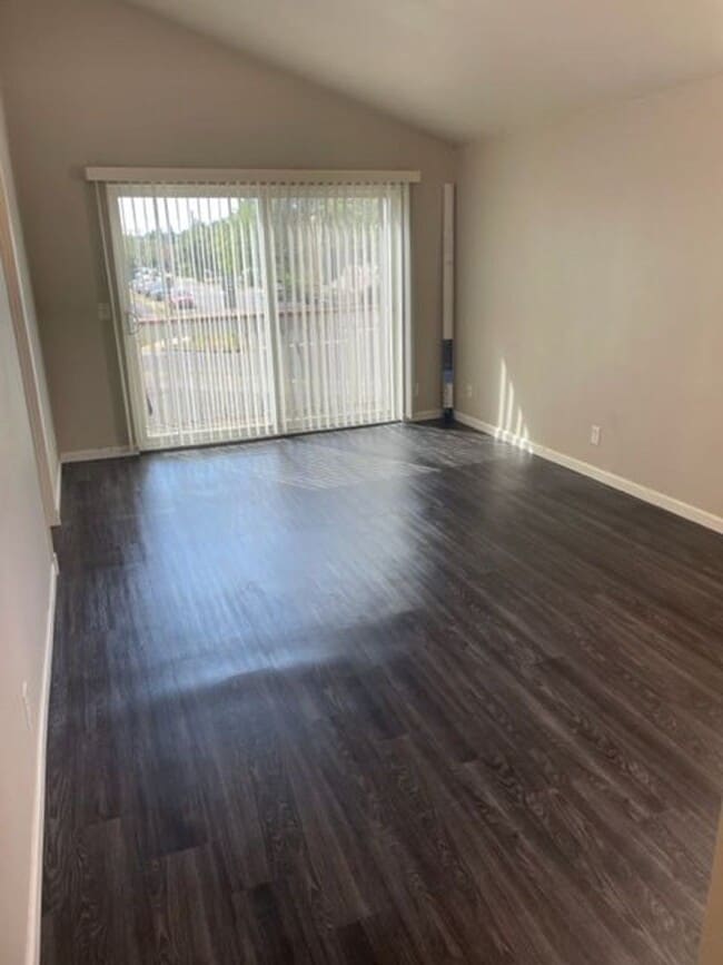 Building Photo - Great Renton Location