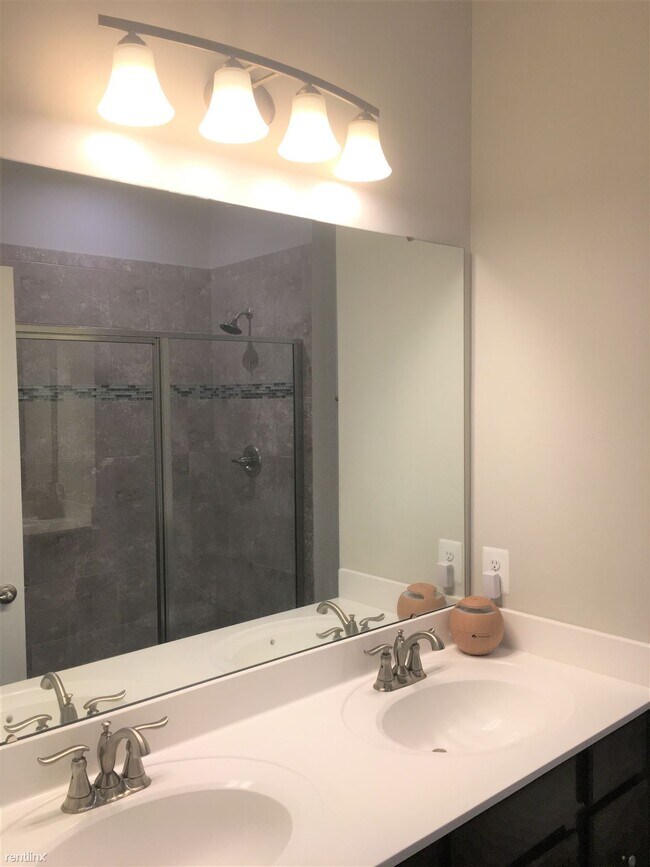 Building Photo - 3 br, 3.5 bath Townhome - 535 Willow Bend Dr